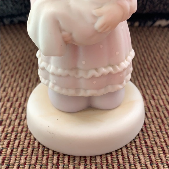 Precious Moments - A Special Delivery Figurine - Picture 4 of 8